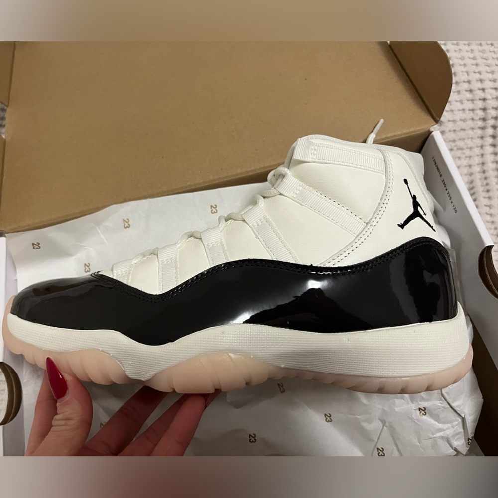 NEVER WORN Women’s Air Jordan Retro 11 Neopolitan